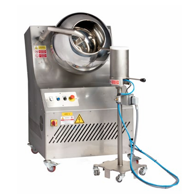 Stroj na obaľovanie cukroviniek so sprejovým systémom