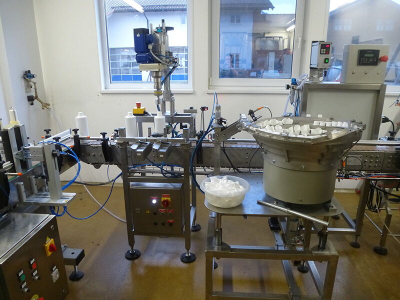 Plne automatický zatvárač uzáverov / skrutkovač uzáverov VM-40